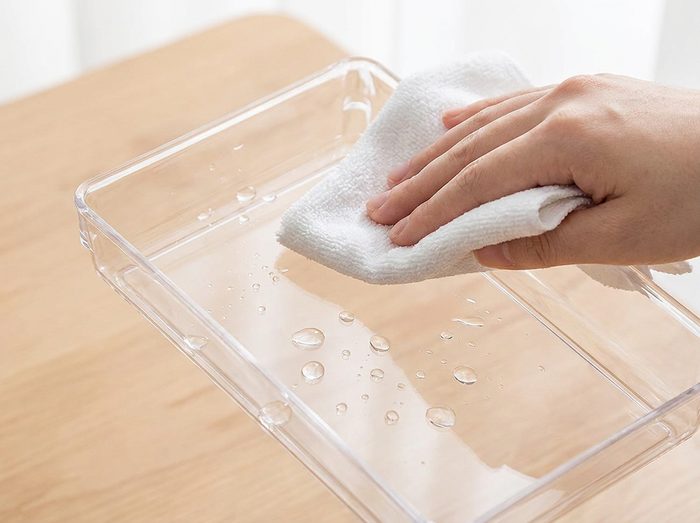 A limpar o organizador transparente com um pano